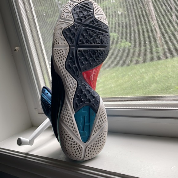 Lebron 9 swingman. A Little bit scuffs. Size 9us. - Picture 3 of 5